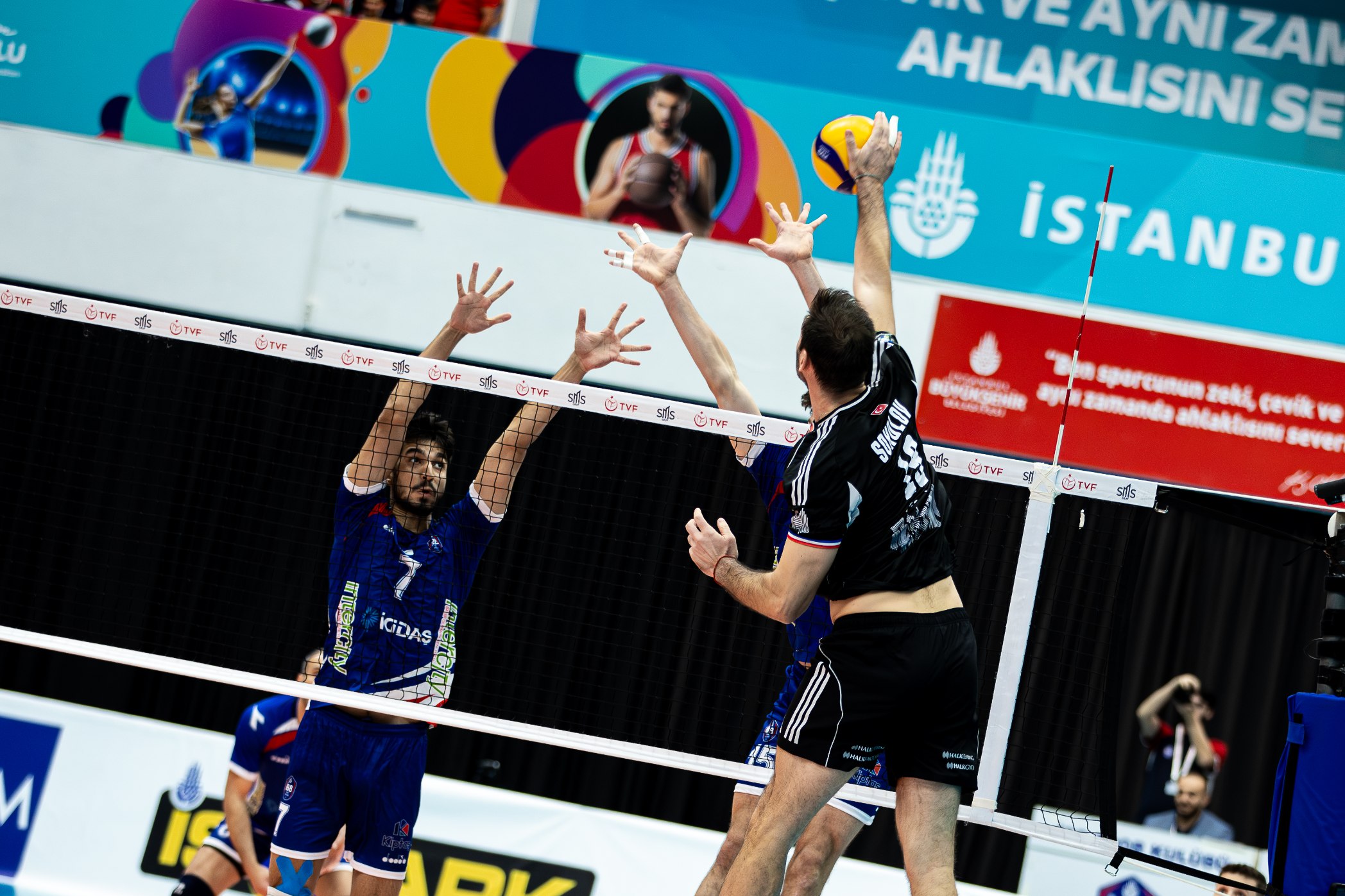 İstanbul Büyükşehir Belediyespor: 3 - Halkbank: 1